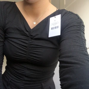 Topp - Fin topp med massa snygga detaljer som aldrig är använd. Egentligen S men skulle mer säga som XS