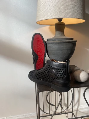 Christian louboutin  - Christian louboutin  Skick: 8/10 med en borttappad nit  Storlek: 43   Äkthetsbevis samt rep box tillkommer   