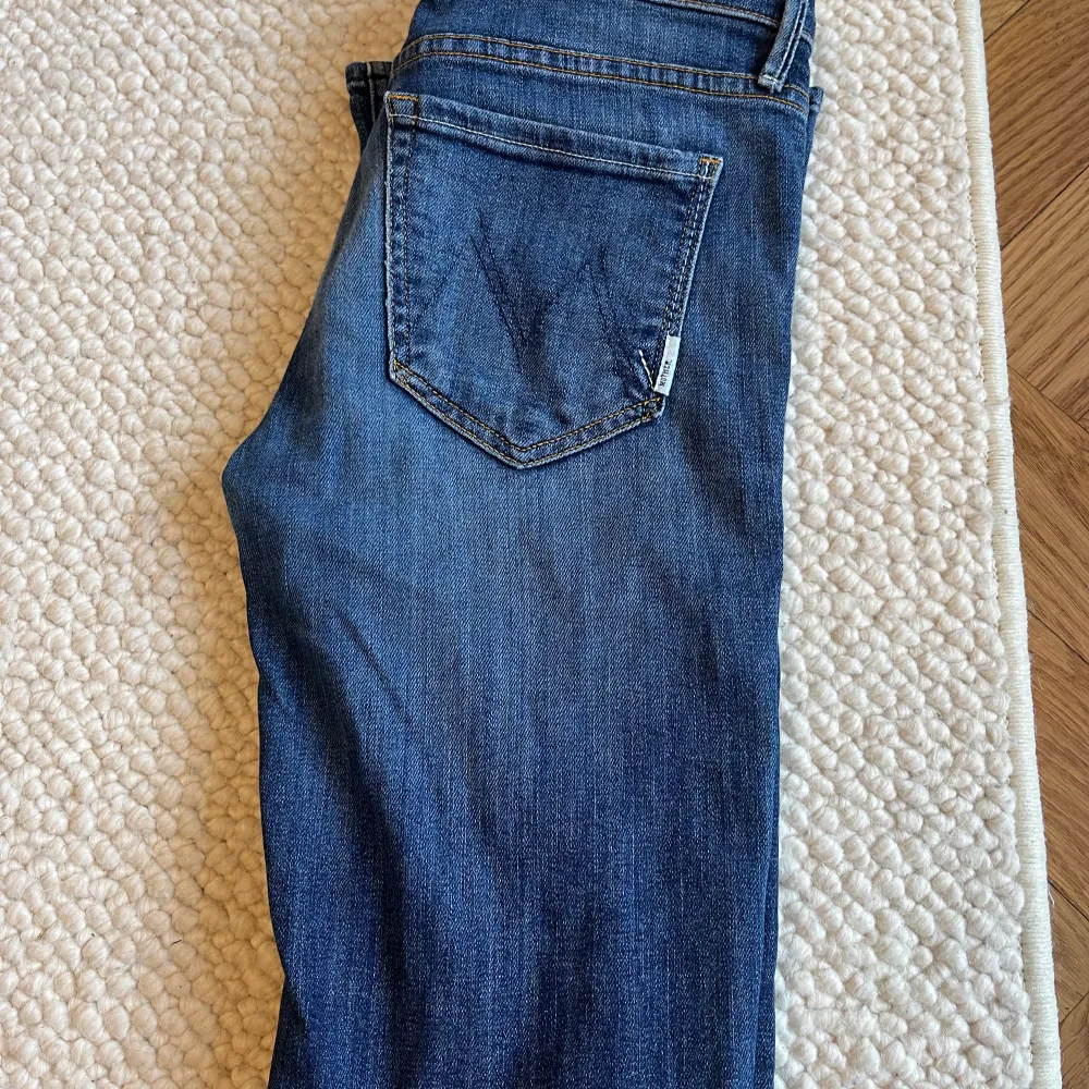 Lågmidjade jeans ifrån mother i storlek 26. Slitna längst ner men annars i bra skick. . Jeans & Byxor.