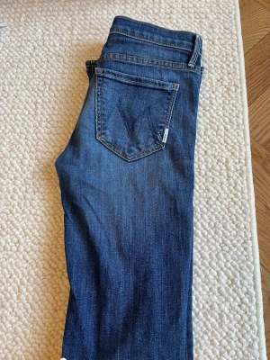 Lågmidjade jeans ifrån Mother  - Lågmidjade jeans ifrån mother i storlek 26. Slitna längst ner men annars i bra skick. 