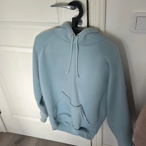 Hoodie - Ljusblå hoodie ifrån bikbok. Storlek xs. Knappt använd. Supermysig och härlig inuti. 