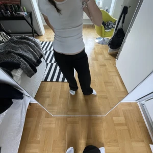 T-shirt - Ribbad t-shirt från hm. Säljer endast för att jag har för många likande. Perfekt basplagg att ha i garderoben. Endast använd 1 gång