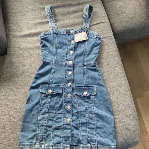Ny jeans klänning  - Helt ny jeans klänning i märket divided från H&M
