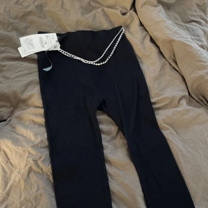 Festliga thights från zara  - Ett par tights från zara med strass detalj på framsidan. Helt nya, väldigt stretchiga. Stl m-l. Toppen är ifrån shein rätt matchade stl: m 
