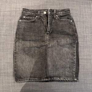 Grå jeans kjol från Cubus. Använd typ 1 gång men i väldigt bra skick.