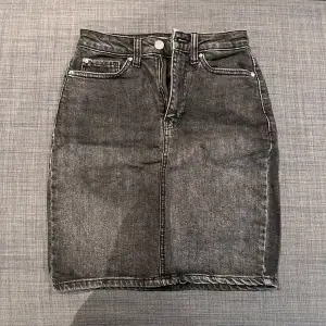 Grå jeans kjol från Cubus. Använd typ 1 gång men i väldigt bra skick.