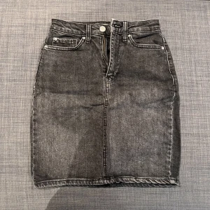 Grå jeans kjol - Grå jeans kjol från Cubus. Använd typ 1 gång men i väldigt bra skick.
