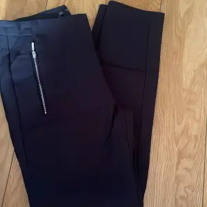 svarta zara byxor lika kostymbyxor i material, storlek M, inte utsvängda i benen, raka hela vägen