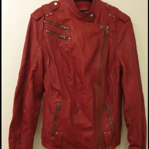 Hollies äkta retro skinnjacka - Riktig gammal goding, retro hollies jacka. Äkta och har många år på nacken, men lika fin eller finare med tiden. Skulle säga att den är som en large🌸