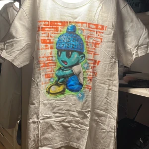 Yung Lean Merch T-shirt  - Fick i present, älskar men den är alldeles för stor! Använt högst en gång och behöver strykas! Super i skick och sjävklart äkta, design ifrån artdealer som även gör för playboycartis. Det  står Yung Lean på baksidan i ett glansplastigt snyggt tryck! 🔥