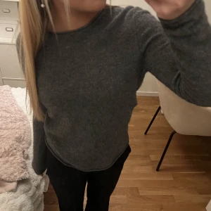 Kashmir tröja  - Tröja från Marie Lund copenhagen i 100% Kashmir använt den 1 gång och den är så skön, storlek S säljer den för jag inte använder den 💗 pris går att diskutera!!