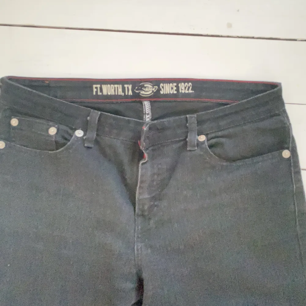 Svarta Dickies jeans i ’Relaxed’ modellen. Använt få tal gånger. Dessvärre är de lite slitna där nere då de är för lång för mig. Köpt för 500kr säljer för 300kr! Skriv privat vid funderingar. . Jeans & Byxor.