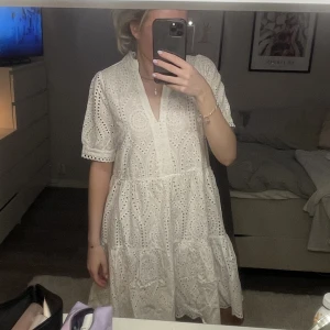Vit klänning  - Vit klänning från ASOS, aldrig använd och prislapp finns kvar. Nypris 799kr. 💛💕🌷 Perfekt student klänning. 