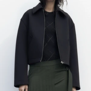 Slutsåld Zara jacka - Slutsåld zara jacka i XS. Använd en gång så den är alltså som helt ny. Köptes nyligen för 859kr därav säljer jag för 500. Tycker den är jätte fin men har en liknande!