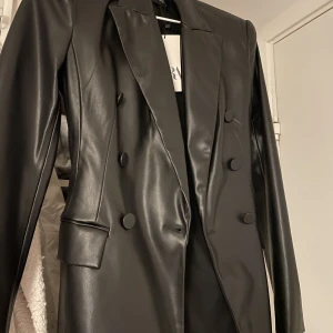 Kavaj från zara - Säljer den här jätte snygga kavajen från Zara💕säljer då den aldrig kommit till användning och prislappen är kvar. Ordinarie 699, säljes för 300💕