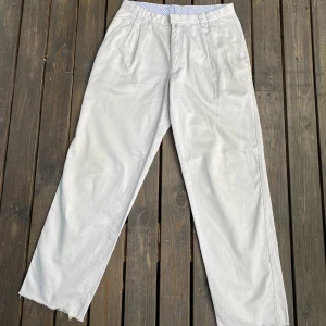 Gant chinos - Vita/vaniljvita chinos från Gant. Avklippta nere vid änden. Passar perfekt på sommaren med ett par Birkenstock.  Storlek: 32/32. Pris: 149kr. 