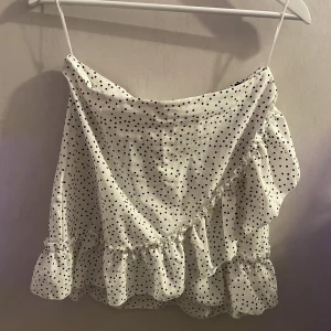 Vit prickig kjol - En vit prickig kjol från Shein. Älskar den men har tyvärr blivit för kort:(
