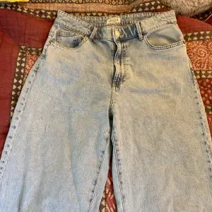Jätte fina lågmidjade/högmidjade jeans som jag köpte på Lindex för några månader sen, säljer dom då dom inte kommit till någon användning. Stl är 38💗