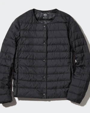 Uniqlo jacka - INTRESSE KOLL! Intresse koll på denna svarta jacka från uniqlo💗 jackan är köpt för bara nån vecka sen och skulle säga att den är som ny💗kontakta vid intresse eller annat❣️