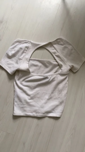 Snygg tröja med öppen rygg! - Hej! Säljer en jätte fin vit tröja med fin öppen rygg från Gina som jag köpte i sommras!💓jätte fin till sommaren och är Max en gång så i jätte fint skick! Och är ej genomskinlig👌👌