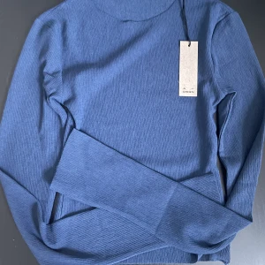 A-dsgn tröja - Helt ny a-dsgn tröja. Säljer för att den är för liten. Har även lagt ut en samma fast i färgen cream. Denna är i färgen Navy. Köparen står för frakten