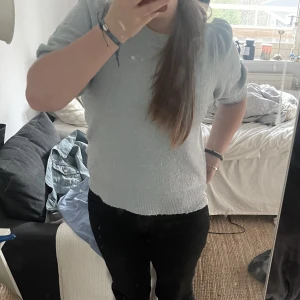 Ljusblå stickad blus/topp/t-shirt - Säljer min ljusblåa stickade topp från Vero Moda. Armarna är typ puffiga. Har tvättade den typ två gånger så den he blivit knottrig så därför säljer jag den billigt🥰 