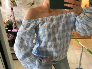 Off-sholder tröja - Säljer min somriga fina of-sholder blus! Men vill man hellre ha den på axlarna så funkar det lika bra(skriv för bild)! Använd 2-3 gånger 💘