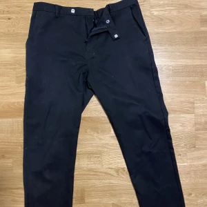 Svarta kostymbyxor, nyskick - Storlek: 176cm  Ett par svarta bekväma kostymbyxor som passar till allt, knappt använda så de är i nyskick.