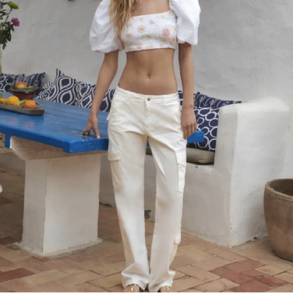 De vita populära cargobyxorna från Zara i storlek 36, lappen är kvar! Helt slutsålda på hemsidan🙌🏼💕. Jeans & Byxor.