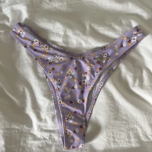 Bikiniunderdel  - Säljer dessa bikinitrosorna från shein. Dem är i storlek M! 