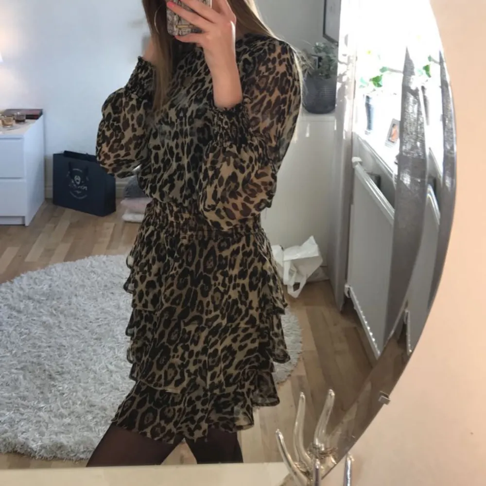Jättefin volangklänning från gina i leopardmönster. Den är i fint skick och är i storlek 34. Egen bild finns om man swipear. Klänningar.