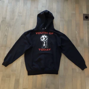 Vintage Hoodie - Gammal fet hoodie som tyvärr inte passar mig, är samma som Riz Ahmed har på sig i Sound of metal (en jävla bra film om man inte sett den än). Bra skick, passar S/M på killar. 