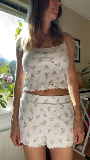 Blommigt pyjamas set  - Säljer detta fina pyjamas set ifrån monki som inte används längre🥰