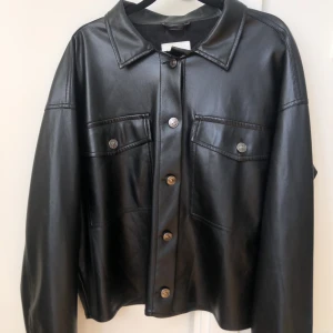 PU overshirt - Overshirt i fejkläder från Zara, i bra skick. 