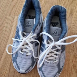 Sneakers  - Helt nya Adidas Response CL sneakers. Aldrig använda. 1300 kronor