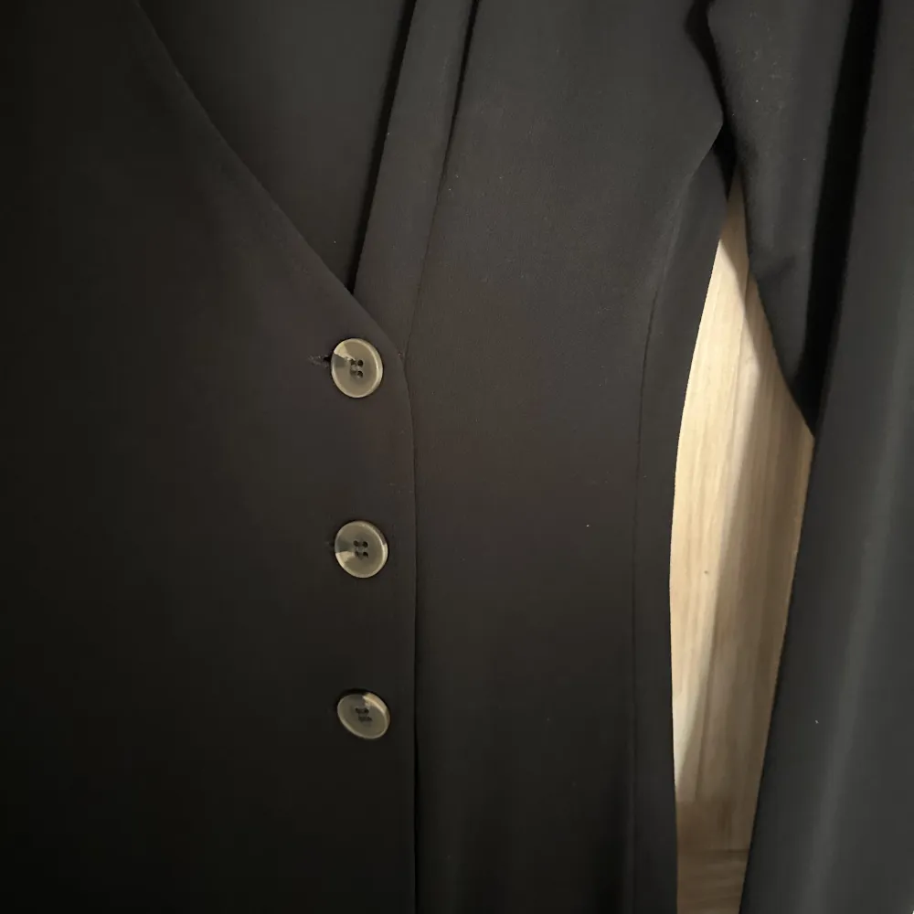 Söt tunn klänning från H&M🤍Det är riktiga knappar som man kan öppna. Den sitter åt vid midjan och går ut neråt🤍. Klänningar.
