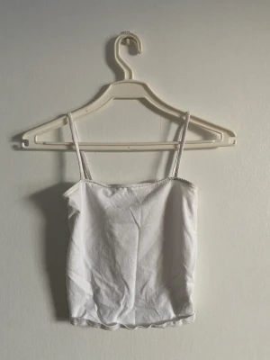 Vitt H&M linne - Storlek xs,färg vit. Vitt linne från H&M 