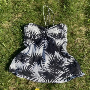 y2k Halterneck top - Y2k Linne med band runt halsen. Svart vitt mönster. Storlek M 