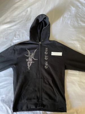 One of One zip hoodie - Inte super använd dock lite utstvättad men alla pärlor sitter kvar. Strlk L men sitter granska tajt på mig som vanligtvis har L så skulle vilja säga M! 