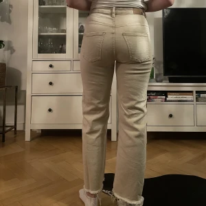 Jeans  - Jeans med skön stretch. Använda men bra skick! Strl S (jag är 170cm, kan även passa liten medium). Modellen heter Lane. 