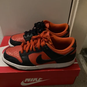 Nike dunk low - Säljer ett par Nike dunk low champ color som är i bra skick. Pris 1000kr eller bud. Allt og finns, kvitto och box.