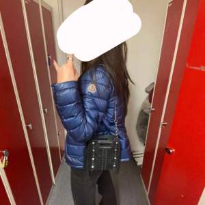 jätte snygg moncler jacka i super bra skick. passar mig som har storlek xs/s men skulle också passat till m. buda!!🥰