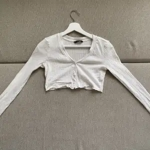 Vit croppad tröja från shein i storlek XS. Har använts men är i bra skick!🦋