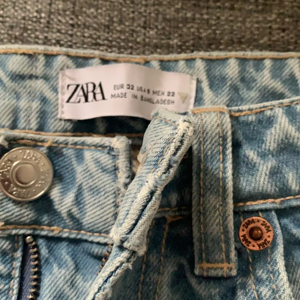 Ljusblå jeans från Zara med hög midja och raka men. Använd ett fåtal gånger.. Jeans & Byxor.