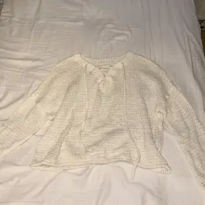 Säljer den här stickade tröjan från Hollister för att den har blivit för liten för mig, den är i storlek S och jag vet inte vad den kostade när jag köpte den 