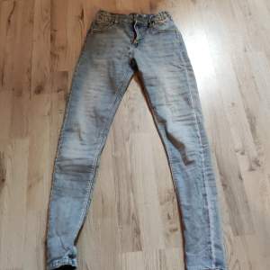 Säljer mina ljusblåa lågmidjade jeans typ oanvända bra skick inga fläckar eller nå missfärgningar (frakt ingår ej)