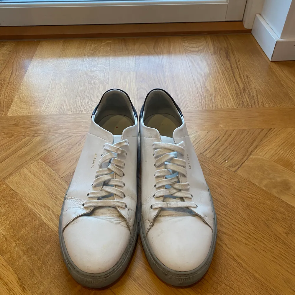 Säljer dessa tvärsnygga Arigato skorna. Skorna är varsamt använda. Rensar garderoben och vill bli av med allt, där av priset👊 Nypris: 2000kr. Köpare står för frakt.. Skor.