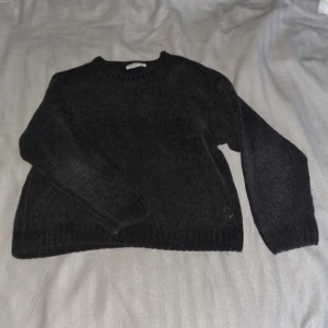 Svart stickad tröja - Svart stickad tröja från KappAhl. 158/164