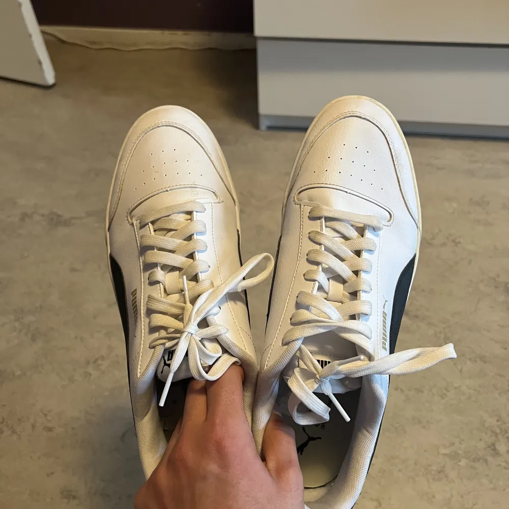 Mycket fina puma skor i vit färg. Är som nya och knappt använda. Köpta för ca 500 kr. Skor.