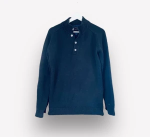 Massimo dutti stickad  - Stickad tröja med knappar i väldigt gott skick. Dock en förminskning i tvätten. Nypris är cirka 800kr